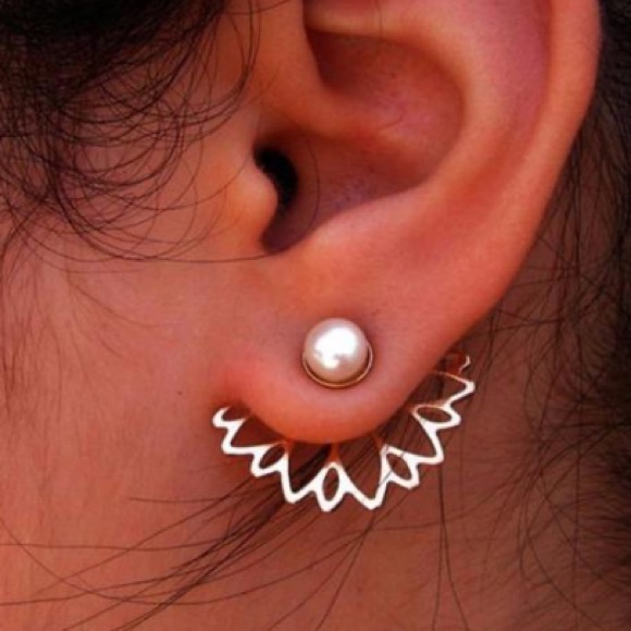 NWOT Pearl Flower Ear Jacket Earring - Picture 4 of 4